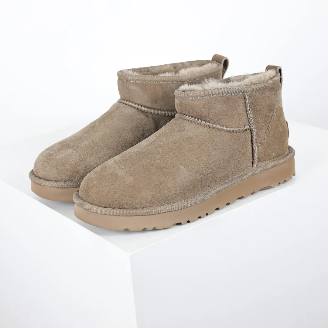 Pick up locally 💰480, core recommendation, good price UGG Classic MiNi basic low-top series, Xiaohongshu hot model, Henan Longfeng leather production, sheepskin integrated, top quality in the market, 2-3 cm cashmere insole, keeping warm in winter, suitable for home use. In the new year, uug launched a style series, which is partially biased towards the preferences of young consumers, and has also moved to the forefront of fashion trends. Shoe body material, water-repellent coated suede upper 17mm UGGPURE™ implanted wool insole Lightweight non-slip comfortable rubber outsole With brand LOGO Trademark Comes with full packaging Size: 35 36 37 38 39 40